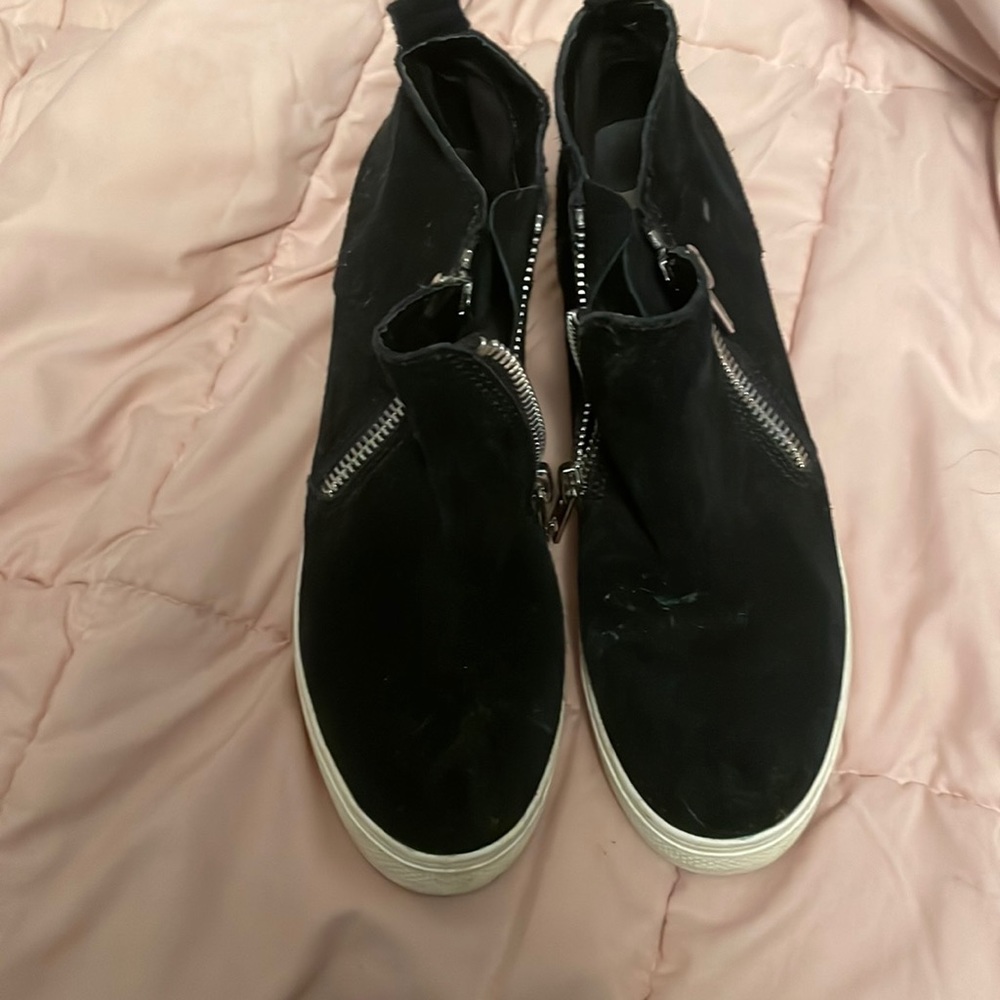 There in great condition. Barley been worn been sitting in a closet for a while.